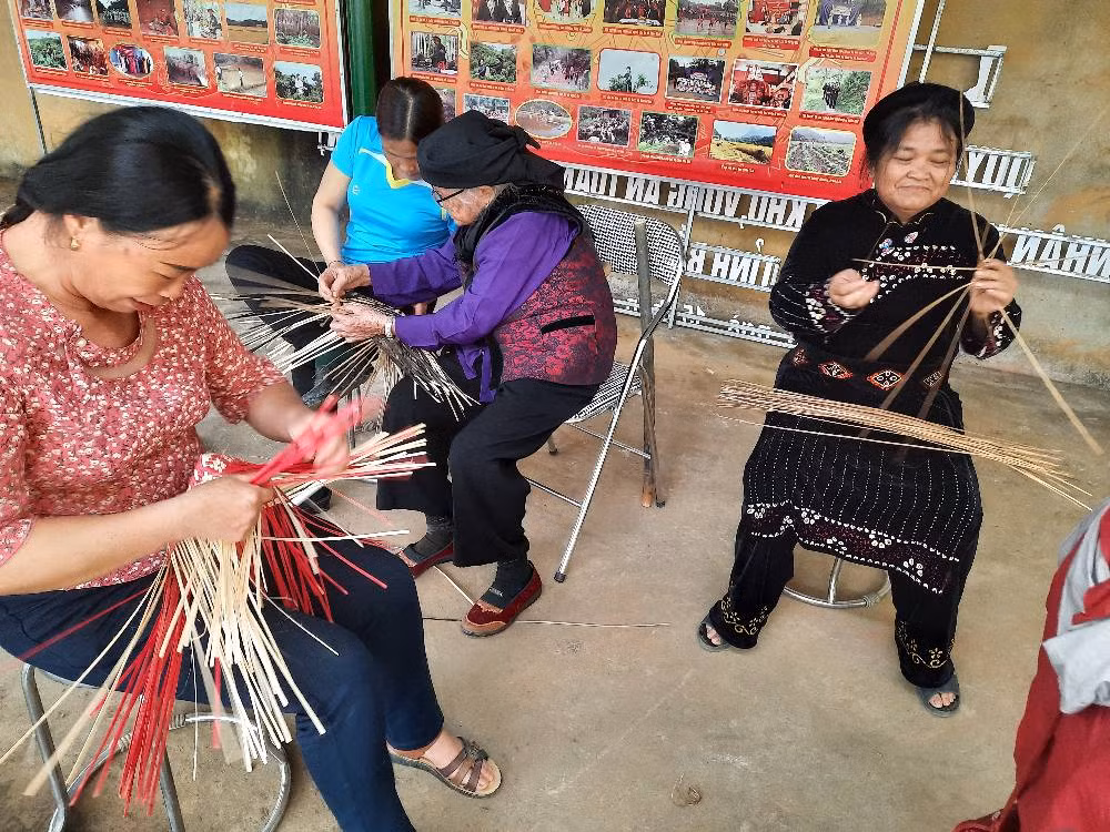 Cụ Vành (đeo kính ngồi giữa) truyền nghề đan lát cho thế hệ sau