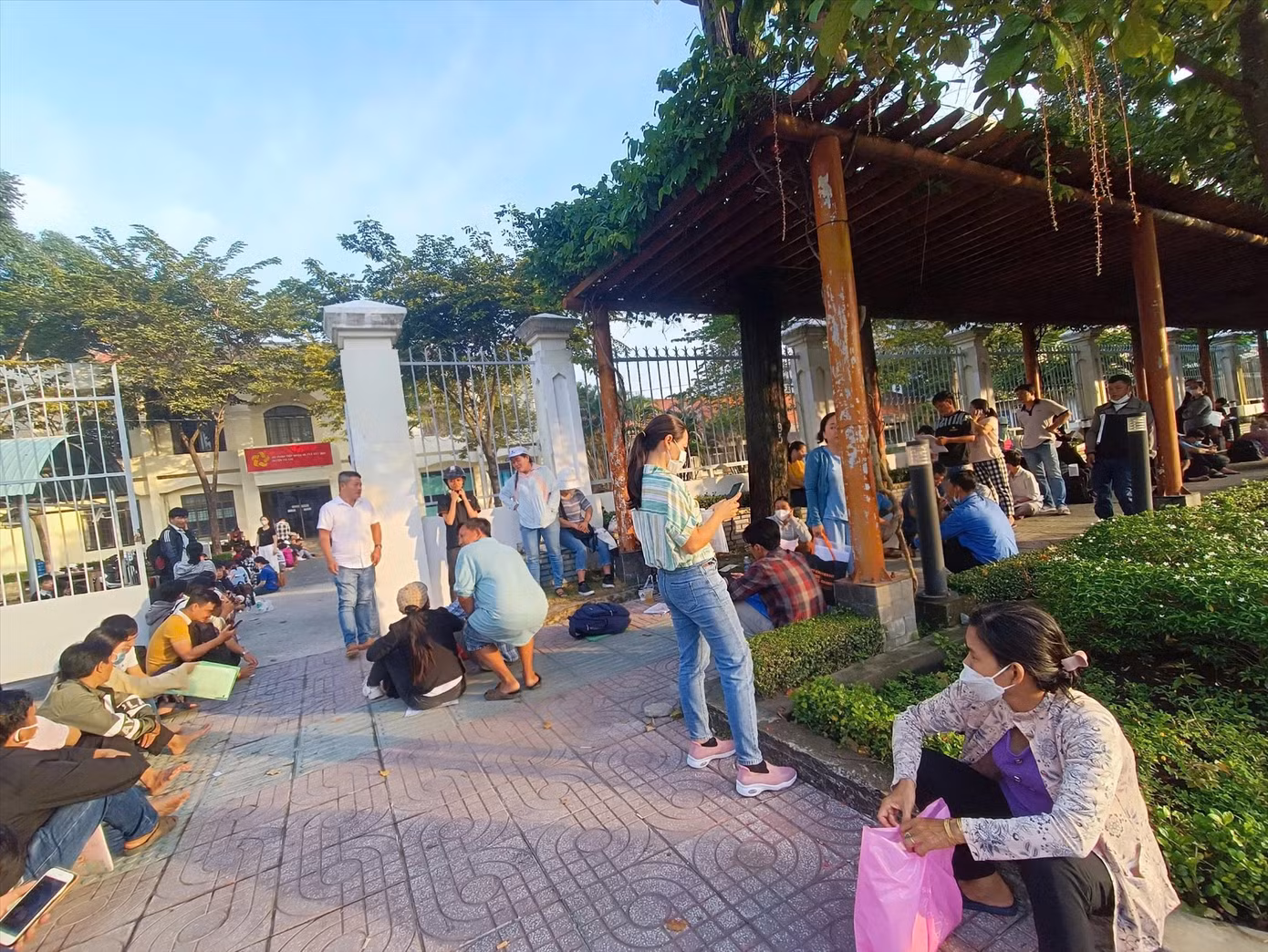 Những ngày cuối tháng 10, người dân nộp hồ sơ đất đai xếp hàng ra tới cổng ở Bộ phận tiếp nhận và trả kết quả hồ sơ huyện Củ Chi, TPHCM
