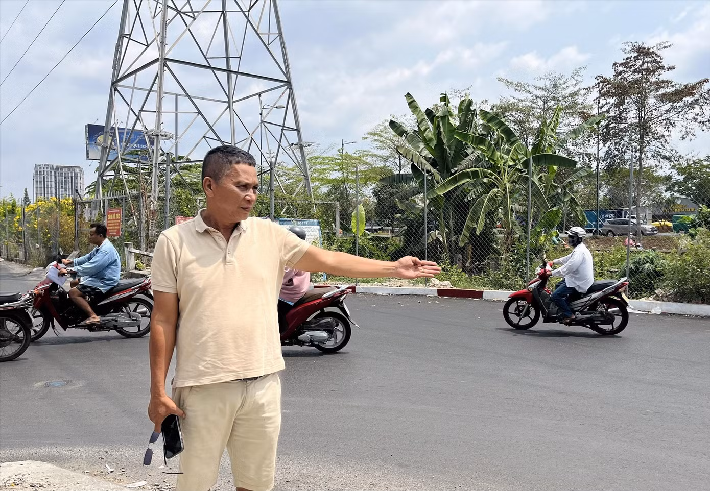 Ông Trần Anh Kiệt (58 tuổi, Trưởng Ban bảo vệ dân phố phường Hiệp Bình Chánh) đã hiến 300 m2 đất gia đình và giao lại 700 m2 đất của hợp tác xã giao cho gia đình, tổng diện tích bàn giao khoảng 1.000 m2 để chính quyền làm đường. Ảnh: Nhàn Lê Ông Trần Anh Kiệt (58 tuổi, Trưởng Ban bảo vệ dân phố phường Hiệp Bình Chánh) đã hiến 300 m2 đất gia đình và giao lại 700 m2 đất của hợp tác xã giao cho gia đình, tổng diện tích bàn giao khoảng 1.000 m2 để chính quyền làm đường. Ảnh: Nhàn Lê