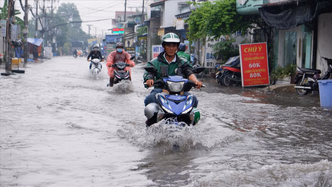 Cơn mưa kéo dài vào ngày 18/9 làm đường SINCO (quận Bình Tân, TPHCM) ngập sâu. Ảnh: H.H