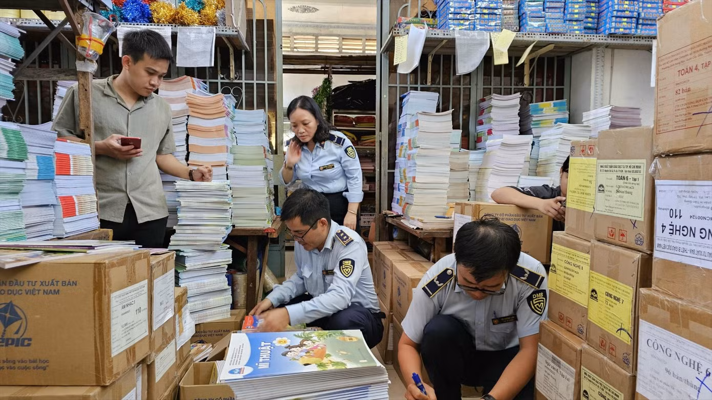 Đội Quản lý thị trường số 4 (Cục Quản lý thị trường tỉnh Tây Ninh) phát hiện một nhà sách tại TP Tây Ninh bán sách giả vào tháng 6/2024. Ảnh: N.L