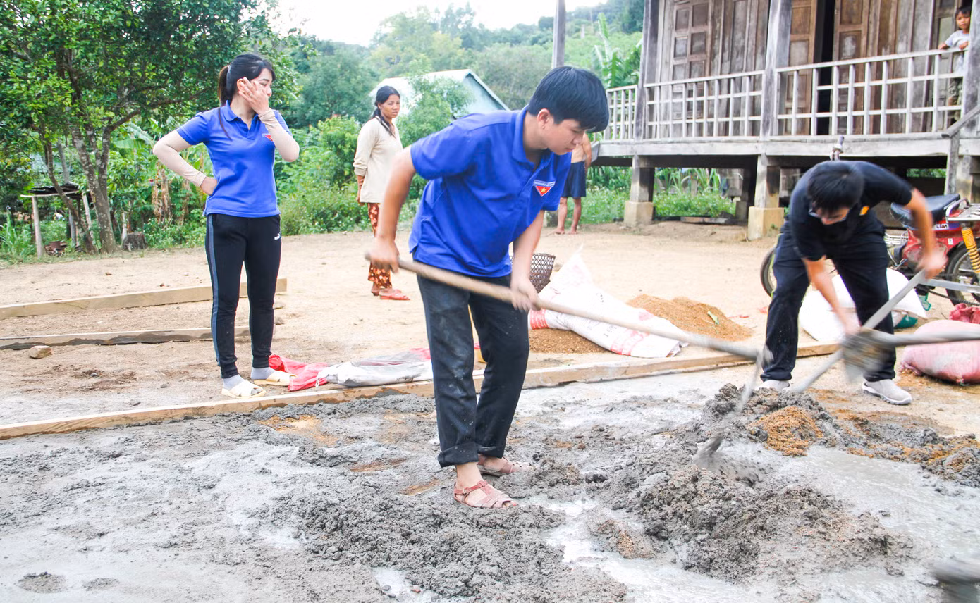 ĐVTN làm sân chơi cho các em thiếu nhi thôn O2. Ảnh: Trương Định