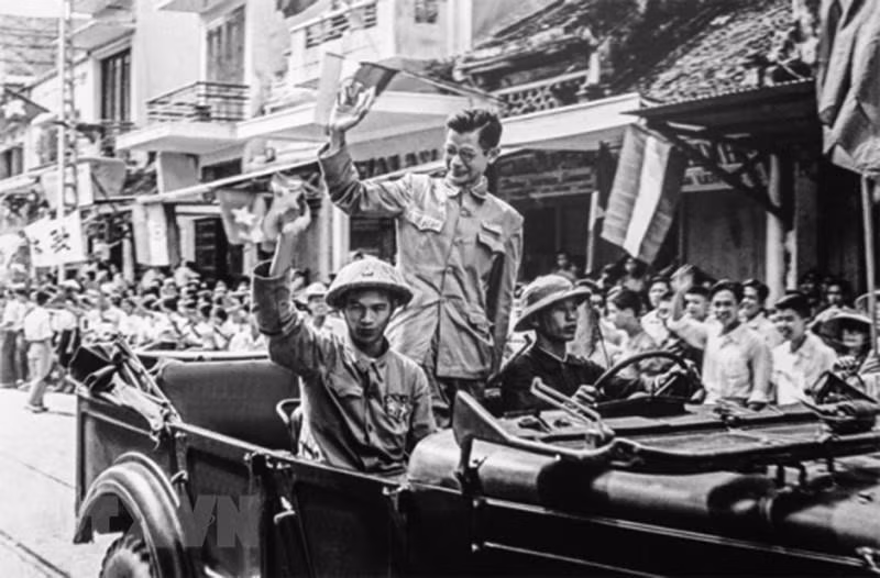 Bác sỹ Trần Duy Hưng vẫy tay chào đồng bào Hà Nội. Ảnh: Vũ Minh