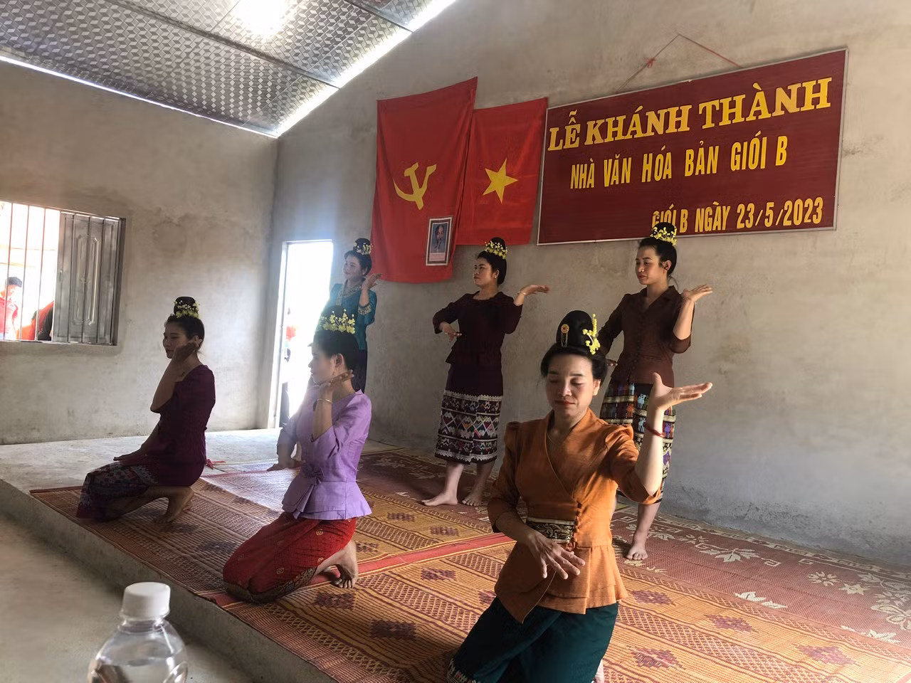 Người dân diễn văn nghệ tại lễ khánh thành công trình nhà văn hoá bản