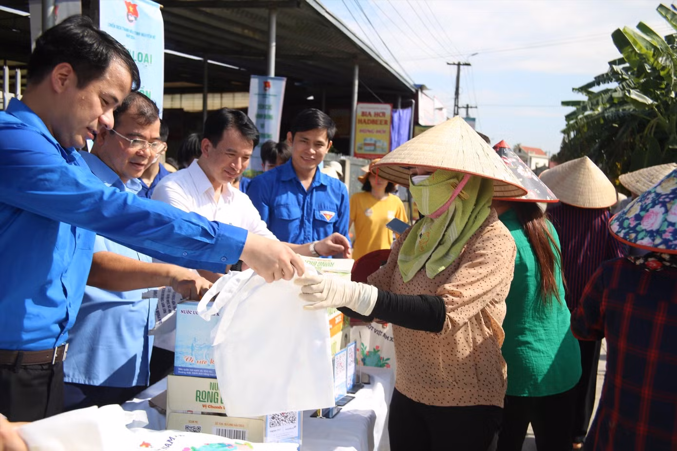 Mô hình Chợ dân sinh giảm thiểu rác thải nhựa góp phần nâng cao ý thức, vận động người dân đi mua sắm tại chợ sử dụng giỏ, túi, hộp đựng dùng nhiều lần