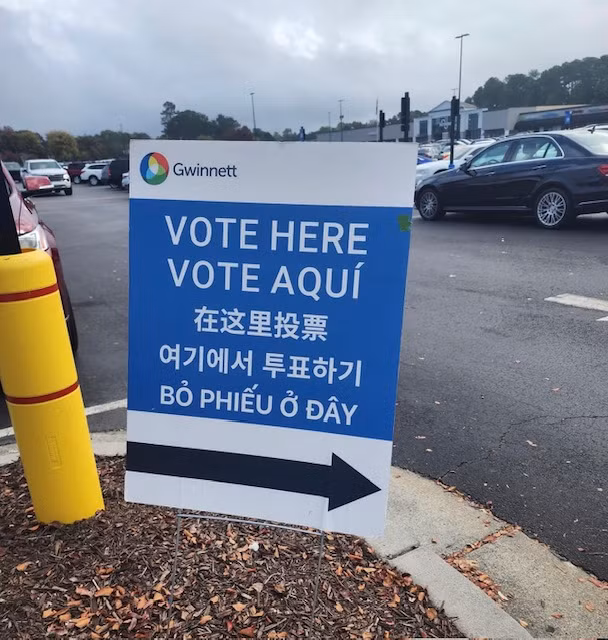 Banner, biển chỉ dẫn nơi bỏ phiếu ở bang Massachusetts ghi bằng tiếng Anh, tiếng Tây Ban Nha, tiếng Trung, tiếng Hàn và tiếng Việt. Ảnh: Tâm Ngô