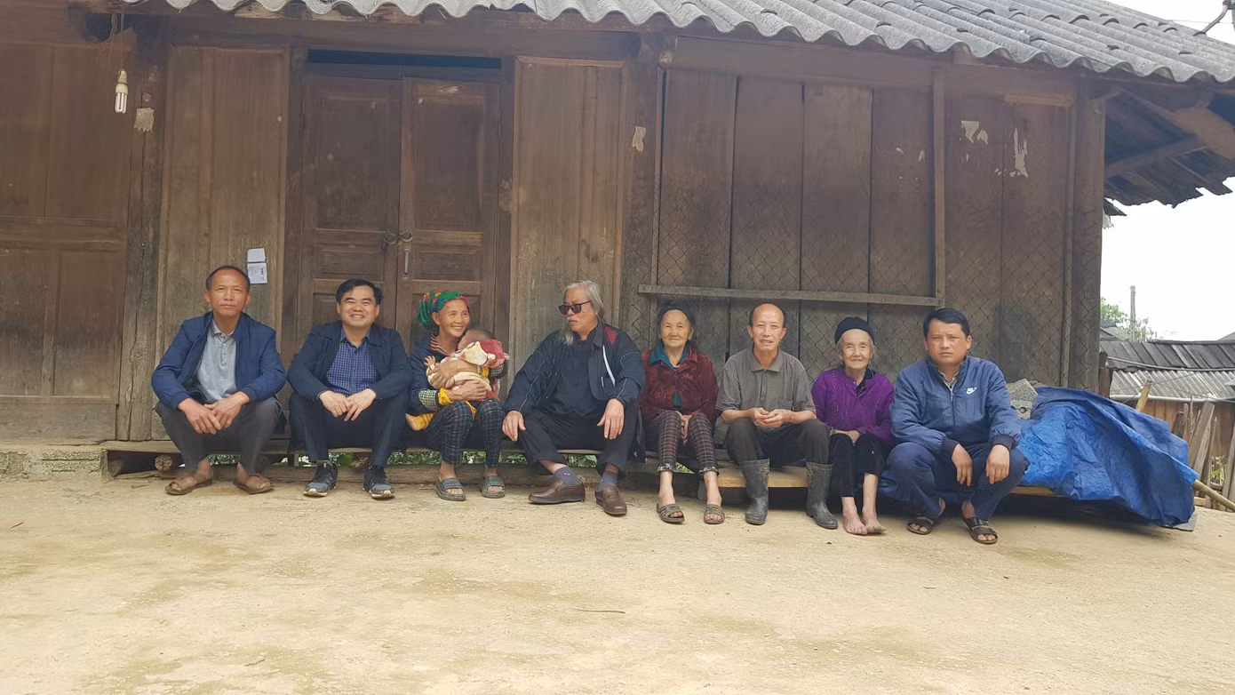 Lãnh đạo huyện Kỳ Sơn cùng tác giả bài viết và dân bản