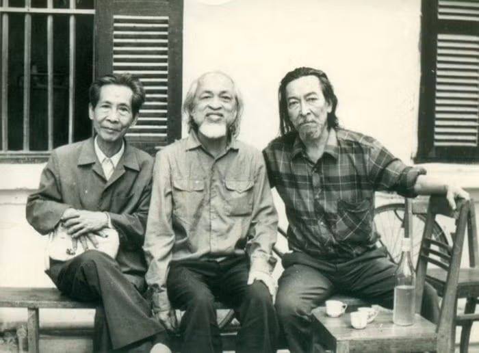 Nhà thơ Hoàng Trung Thông (ngồi giữa) cùng nhà thơ Bảo Định Giang (ngoài cùng, bên trái) và họa sĩ Mai Văn Hiến. Ảnh tư liệu