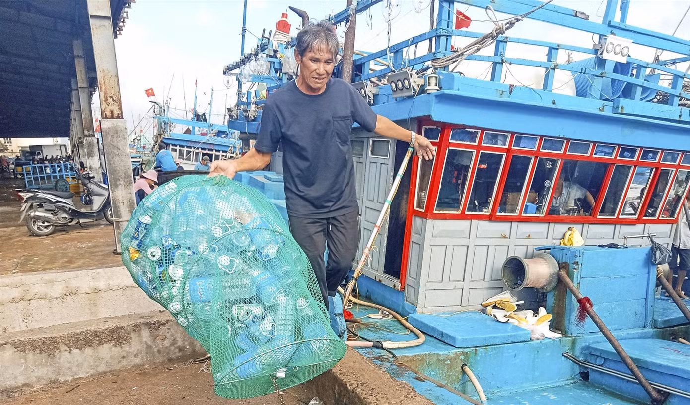 Ngư dân Bình Định mang túi rác thải nhựa từ biển vào bờ