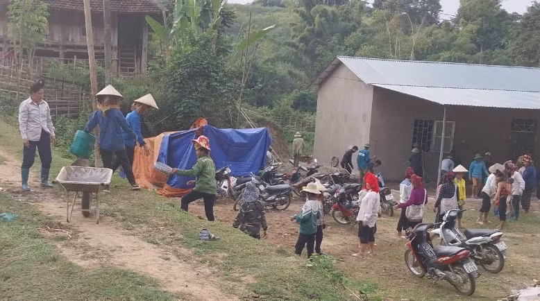 Người dân tham gia ngày công lao động xây dựng nhà văn hóa bản