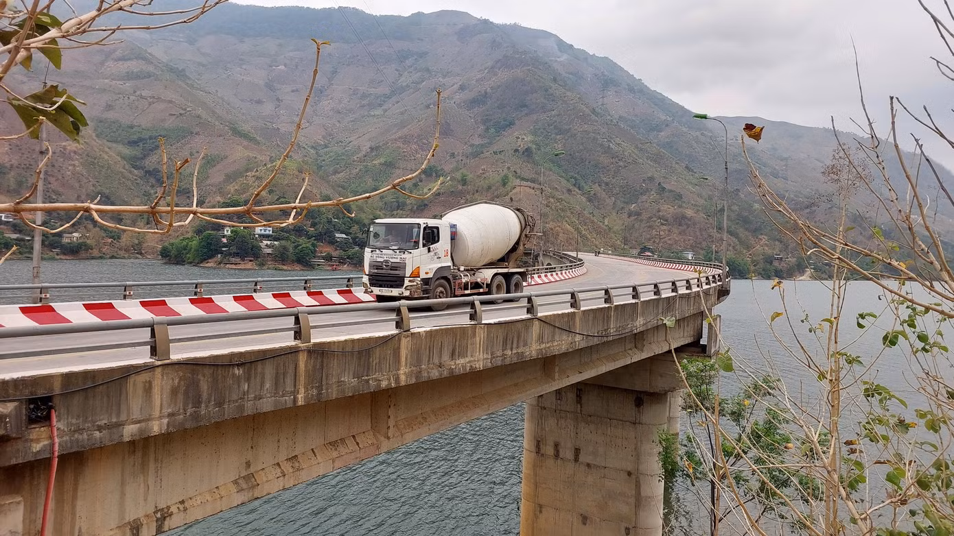 Bến phà Tạ Khoa qua sông Đà xưa giờ đã được thay thế bằng cây cầu bê tông.