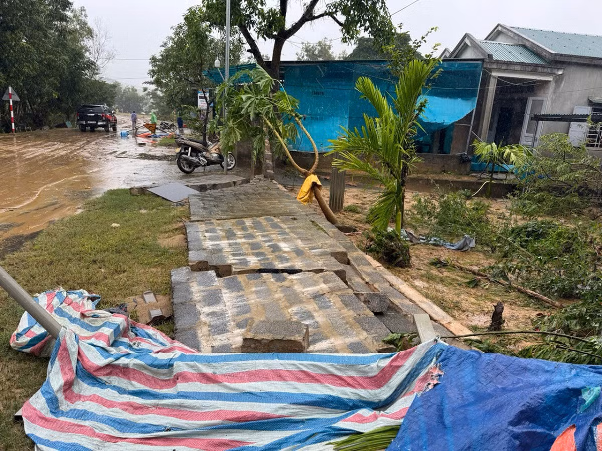 Tường rào cũng bị đổ xuống. Ảnh: Văn Lình