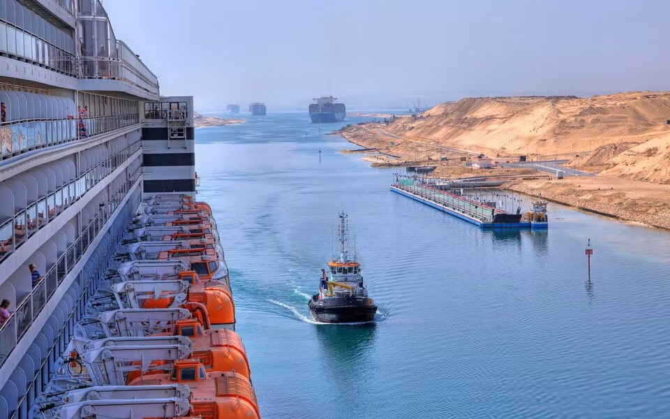 Một số hãng du lịch đang định tuyến lại hành trình dự định đi qua kênh đào Suez.