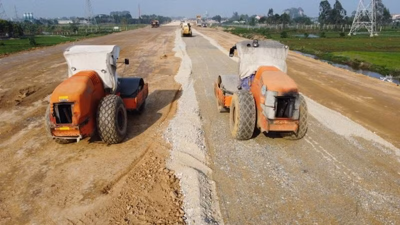 Thi công, hoàn thiện mặt đường cao tốc Bắc - Nam đoạn Mai Sơn - QL45. Ảnh: Trọng Đảng
