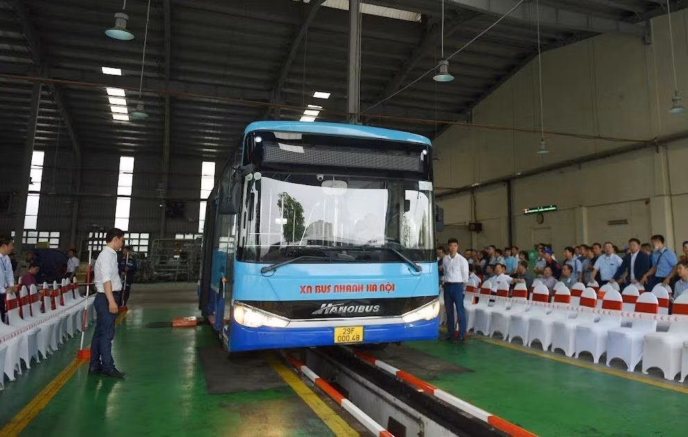 Các thí sinh tham dự các phần thi thực hành bảo dưỡng, sửa chữa xe buýt.