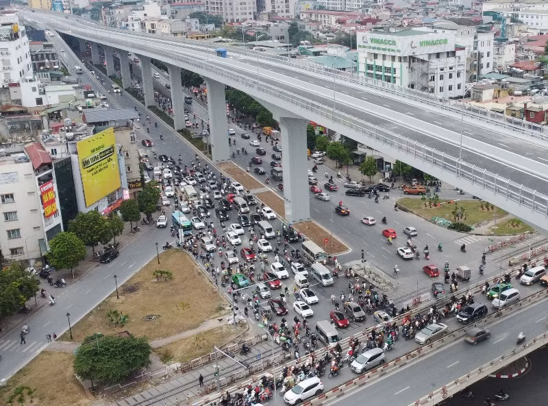 Tại nút giao Ngã Tư Vọng, ùn tắc cũng xảy ra với chiều Trường Chinh, Vành đai 2 trên cao đổ về nút.