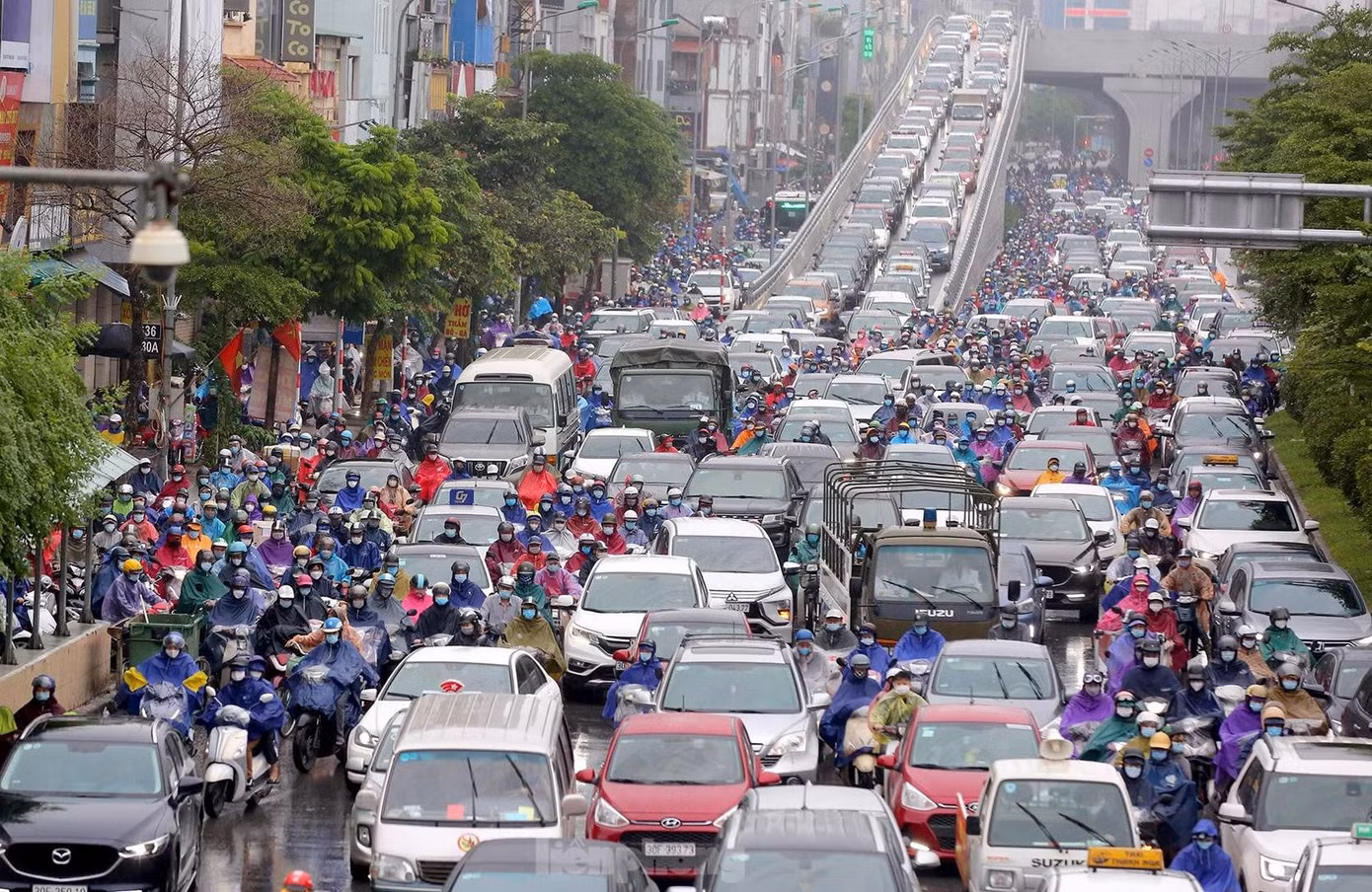 Đường Vành đai 2 trên cao dẫn đến nút giao thông Ngã Tư Sở ùn tắc giờ cao điểm và đang trở thành "điểm đen" ùn tắc mới tại Hà Nội. Đường Vành đai 2 trên cao dẫn đến nút giao thông Ngã Tư Sở ùn tắc giờ cao điểm và đang trở thành "điểm đen" ùn tắc mới tại Hà Nội.