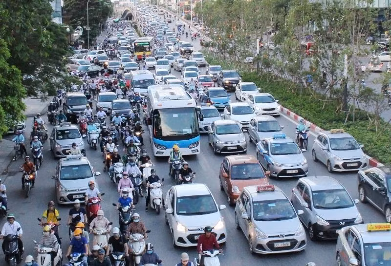 Ô tô, xe máy lưu thông trên đường Hà Nội vào giờ cao điểm.