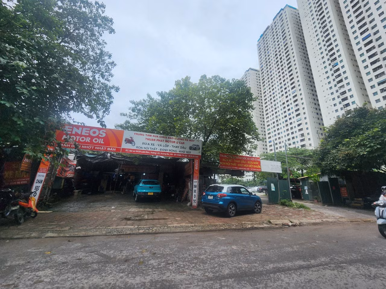 Cạnh đó, có ô đất quy hoạch là bãi xe thông minh 9 tầng. Trong đó, 7 tầng nổi trông xe và 2 tầng thương mại. Tuy nhiên, hàng chục năm qua, chủ đầu tư không triển khai xây dựng mà mọc lên bãi xe trái phép, phần mặt tiền thì cho thuê làm các gara ô tô.