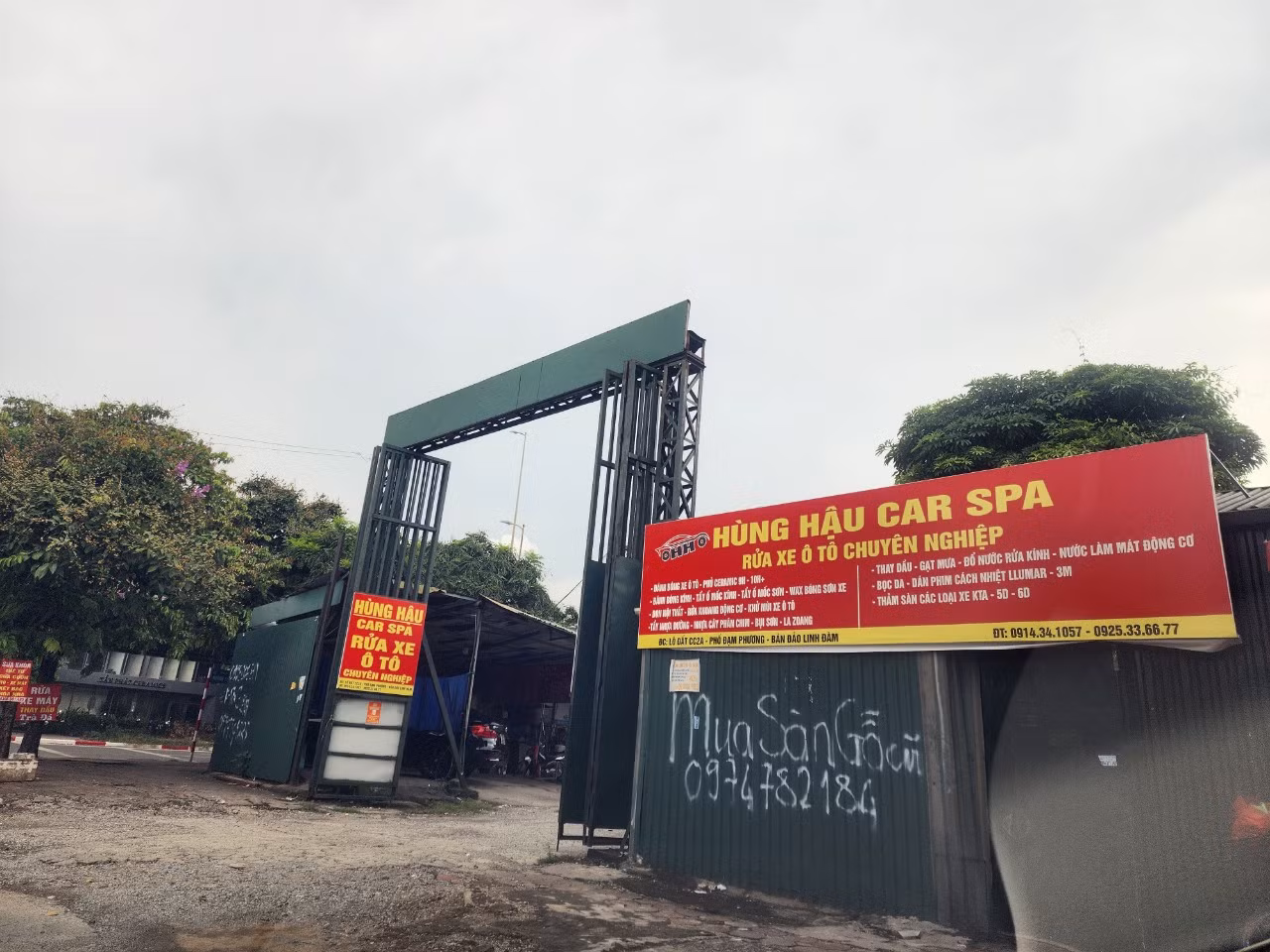 Trao đổi với PV Tiền Phong ngày 22/7, đại diện UBND phường Hoàng Liệt cho biết, không chỉ ô đất trên, trên địa bàn phường còn có hàng chục ô đất dự án chậm triển khai. Một số ô đất này hiện trạng là bãi xe trái phép, quán nhậu hoặc showroom ô tô.