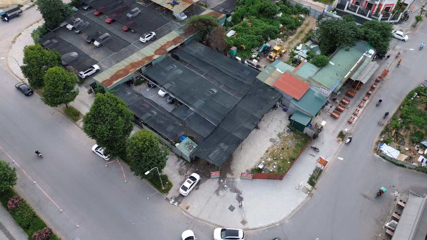 Bà Nguyễn Thị Thái, Phó Chủ tịch UBND phường Đại Kim thừa nhận, trên địa bàn phường có một số bãi xe chưa được cấp phép. Theo bà Thái, tại khu vực này có rất đông dân cư, nhu cầu trông giữ phương tiện cao. UBND phường cũng nhiều lần đề nghị UBND quận cấp phép tạm thời trông giữ phương tiện cho các đơn vị đủ điều kiện nhưng đến nay chưa được chấp nhận.