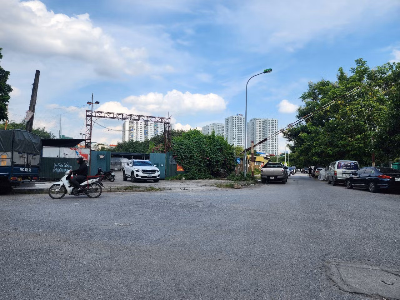 Hầu hết, các bãi xe không phép đều mọc trên đất dự án chậm triển khai. Bãi xe được quây tôn, làm mái che, hiện thu phí trông giữ ô tô từ 800.000 đồng đến 1,2 triệu đồng/tháng tùy theo từng bãi.