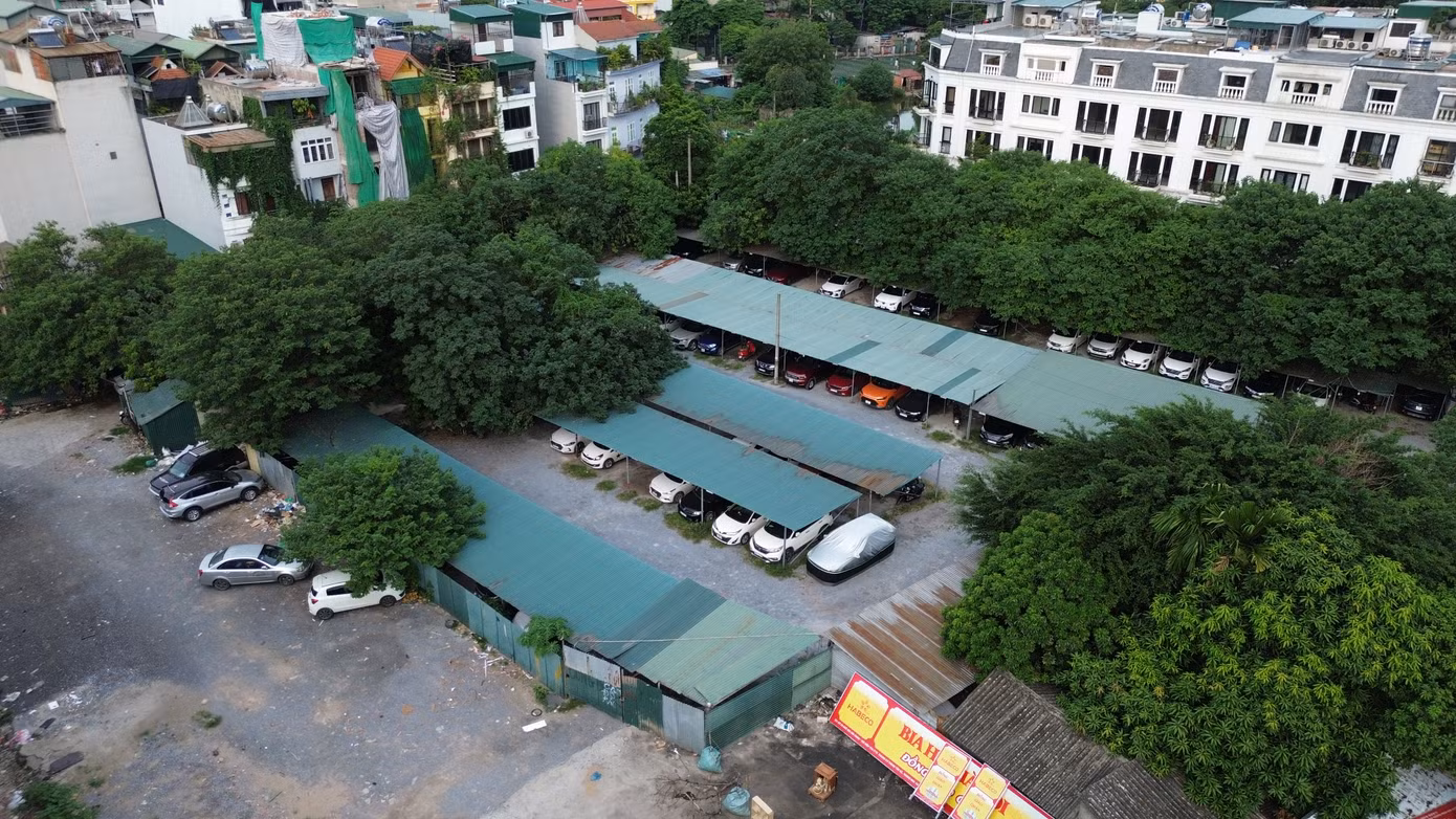 Tại Khu đô thị mới Đại Kim (phường Đại Kim) cũng có nhiều bãi trông giữ xe ô tô trái phép. Ví như, các bãi xe tại ô đất đối diện liền kề 4-09TT1, ô đất đối diện liền kề 5-12 TT1, ô đất đối diện TT7A.1, ô đất đối diện TT6.1A-20.