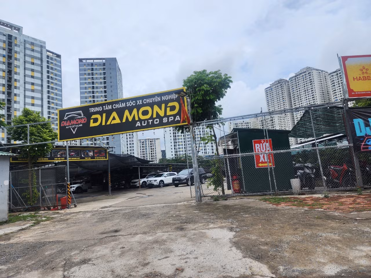 Như Báo Tiền Phong đã thông tin, tại phường Hoàng Liệt (quận Hoàng Mai, Hà Nội), hàng loạt các ô đất dự án chậm triển khai mọc lên các bãi gửi xe trái phép, nhà hàng, quán nhậu, gara ô tô. Cụ thể, tại khu vực Khu đô thị Tây Nam Linh Đàm có 3 ô đất dự án chậm triển khai tuy nhiên khoảng 1 năm trở lại đây đã "mọc" lên tổ hợp bãi xe trái phép, quán nhậu...