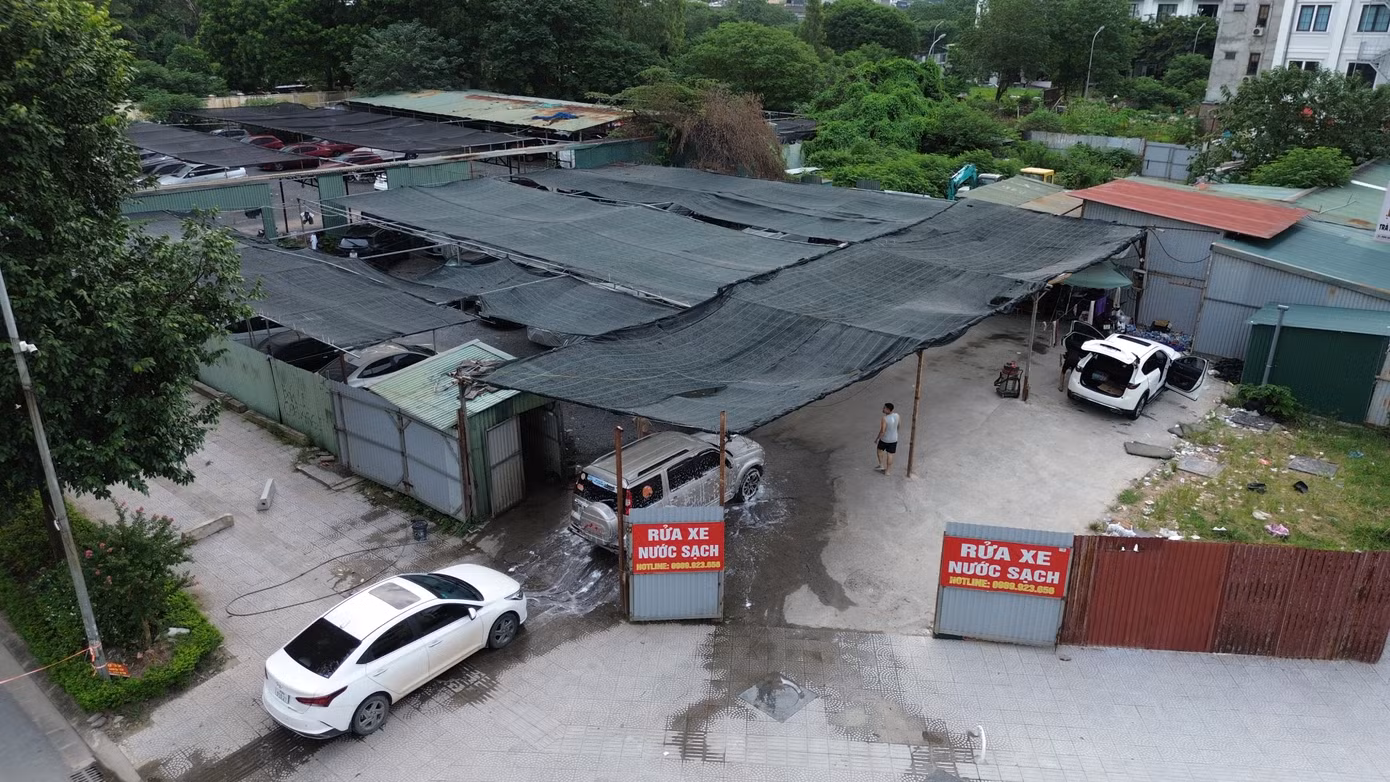 UBND phường phối hợp với lực lượng công an kiểm tra, rà soát công tác PCCC. Đồng thời, lập biên bản, xử phạt các bãi trông giữ xe chưa được cấp phép, bà Thái thông tin.