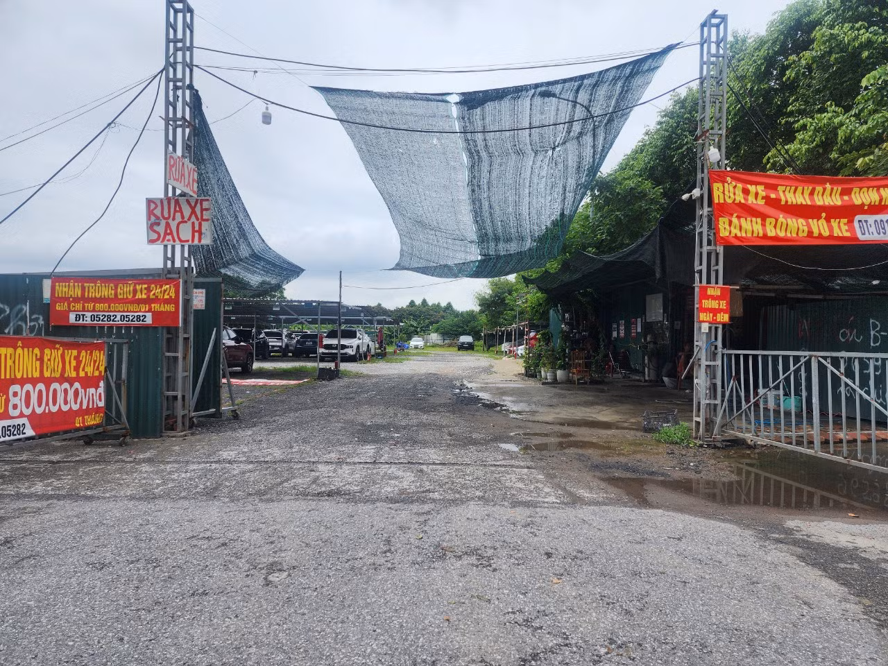 Bãi xe trái phép tại bán đảo Linh Đàm mọc trên đất dự án từ nhiều năm qua. Hiện nơi này trông giữ gần 200 xe ô tô/tháng.