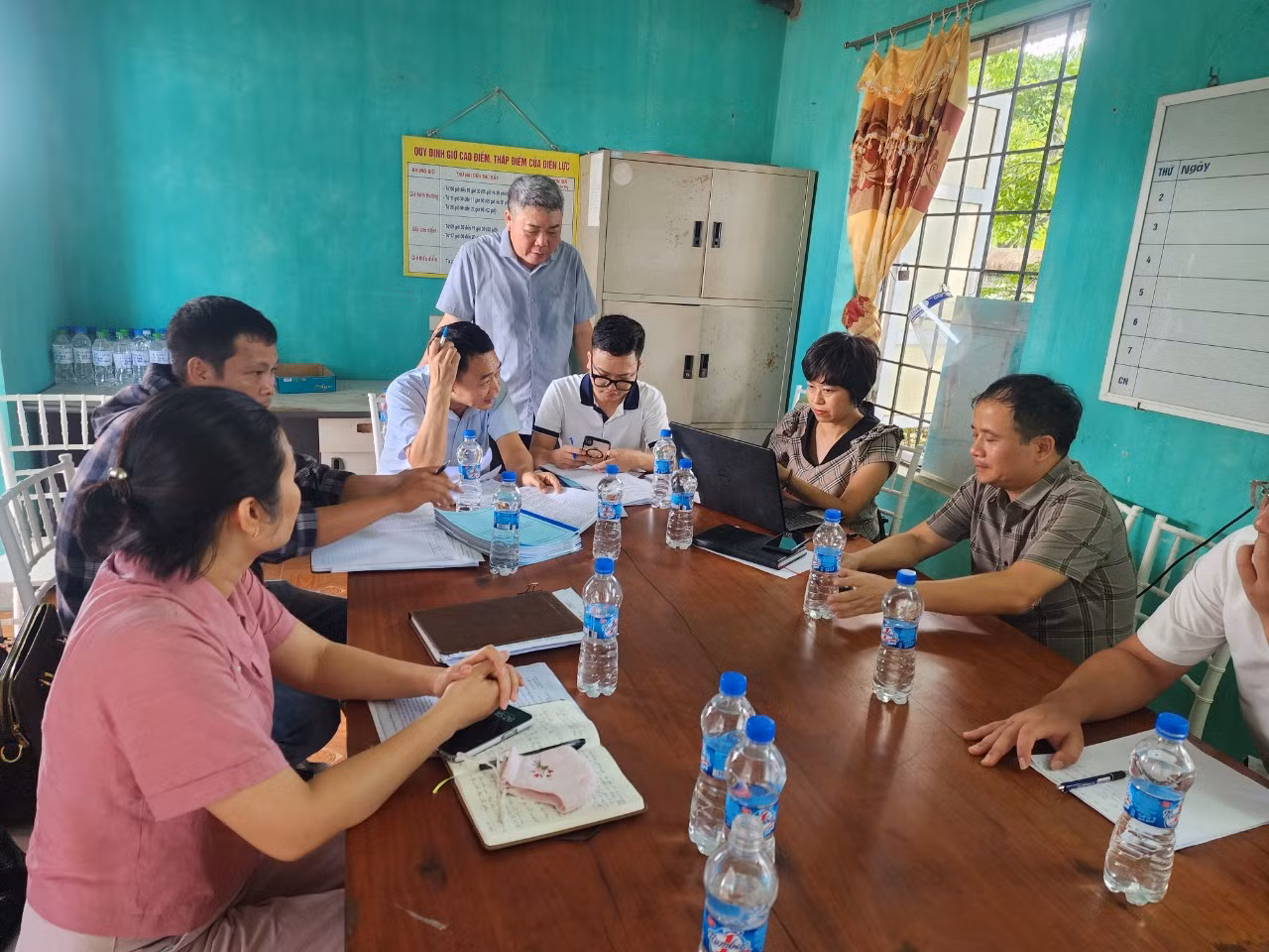 Đoàn liên ngành làm việc với đại diện nhà máy.