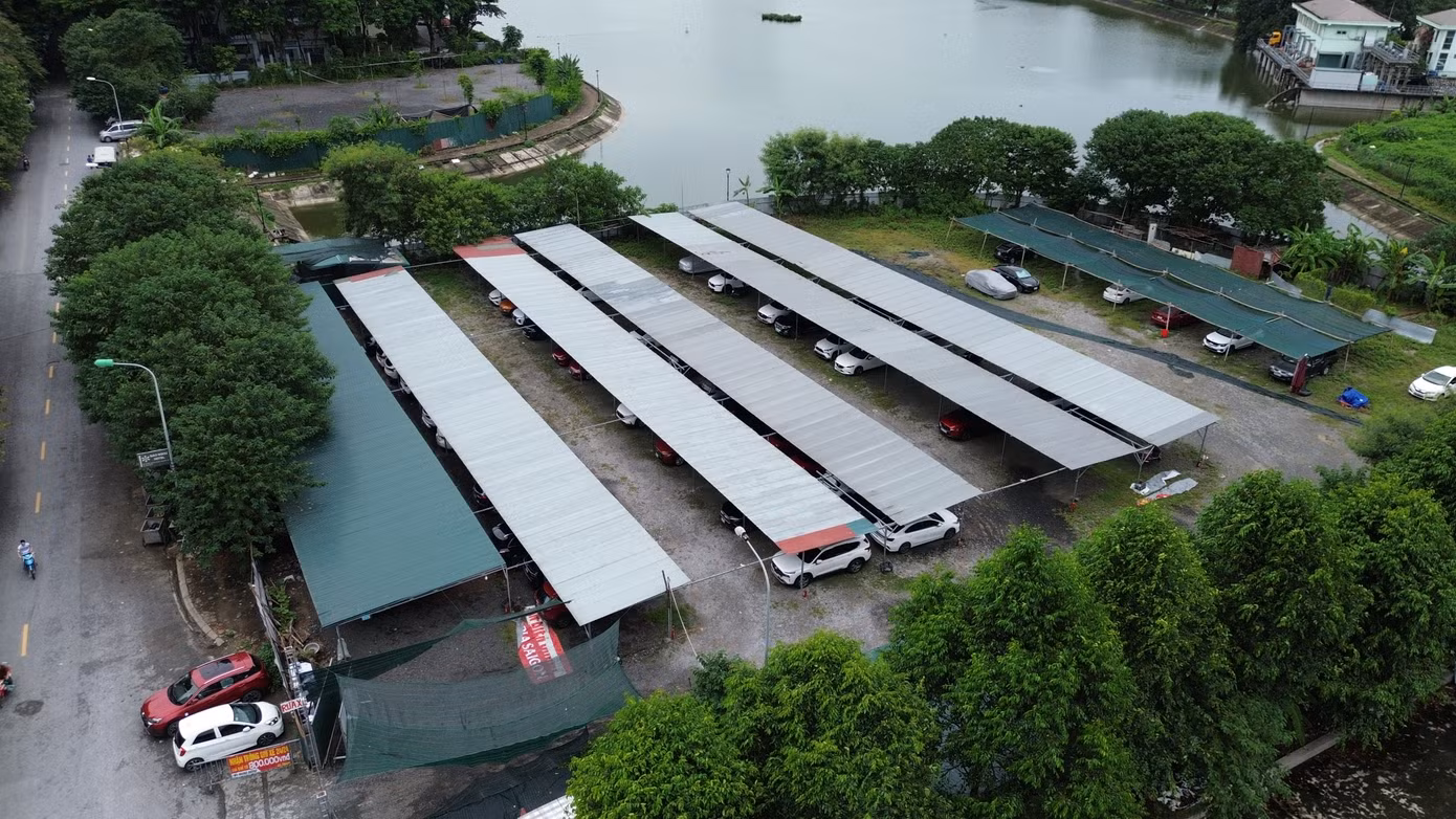 Do nguồn lợi từ trông xe quá lớn, nên tại khu vực này có nhiều đối tượng muốn làm dịch vụ trông xe ô tô. Tại khu vực bán đảo Linh Đàm, có 5 ô đất chậm triển khai hiện đã mọc lên nhiều bãi trông giữ ô tô trái phép.