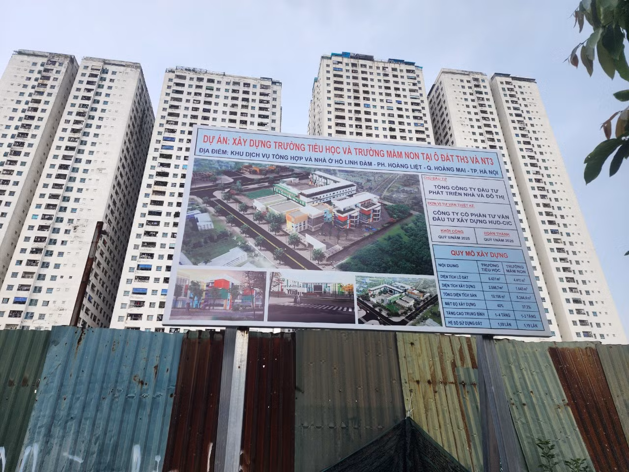 Ô đất TH3 và NT3 được quy hoạch là trường tiểu học và trường mầm non. Tuy nhiên, sau hơn 20 năm, ô đất này vẫn là 2 bãi xe trái phép, với trung bình khoảng 500 xe ô tô gửi mỗi tháng. UBND phường cho biết, thiếu bãi đỗ xe đang là vấn đề lớn tại phường.