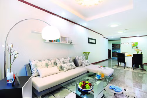Phòng khách được Decor màu sắc nhẹ nhàng mang đến vẽ đẹp sang trong và thân thiện như lời chào đón nồng ấm đến những vị khách. Trang trí thêm cây xanh và hoa tươi, căn phòng luôn tràn ngập những niềm vui và sức sống.