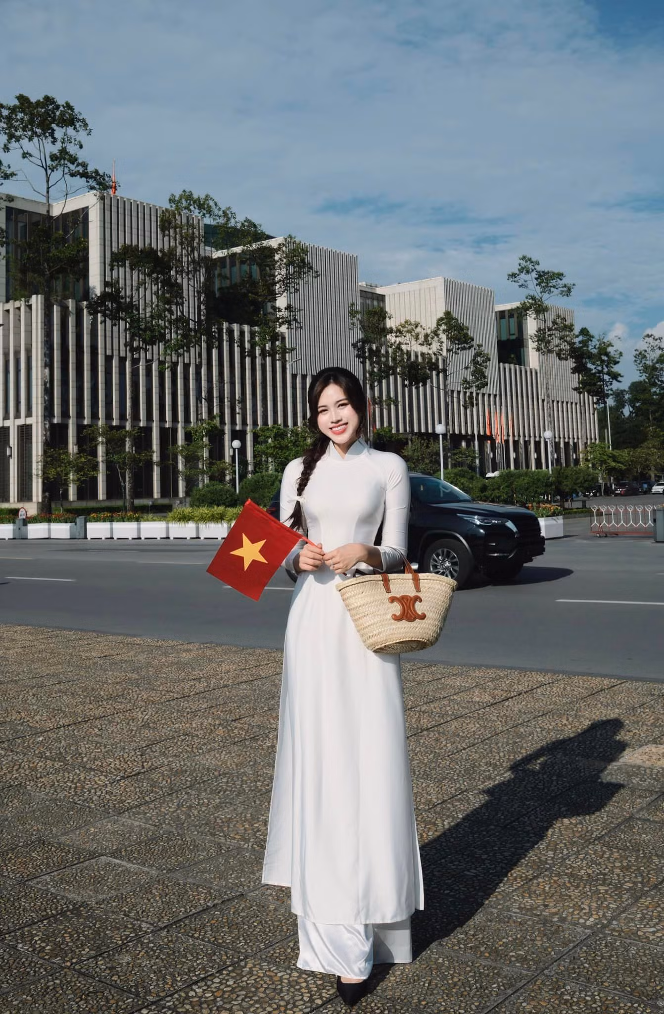 Hoa hậu Đỗ Thị Hà diện áo dài trắng thanh lịch khi tới thăm Lăng Chủ tịch Hồ Chí Minh ở thủ đô trong những ngày lễ Quốc khánh 2/9. Người đẹp chia sẻ: "Trong lòng có đất nước. Đi khắp núi sông đều là nhà".