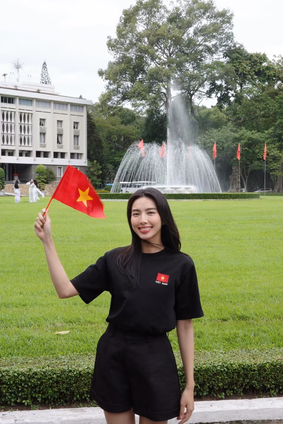 Hoa hậu Nguyễn Thúc Thùy Tiên mang theo cờ đỏ sao vàng khi tới thăm các di tích lịch sử nổi tiếng trong dịp nghỉ lễ 2/9.