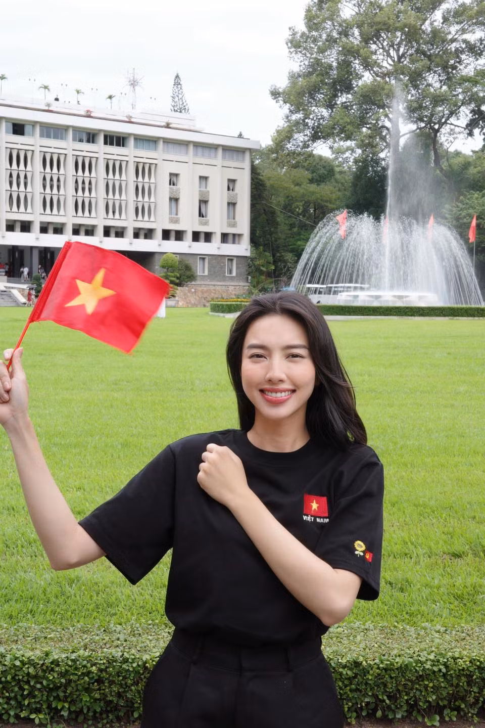 Hoa hậu Nguyễn Thúc Thùy Tiên mang theo cờ đỏ sao vàng khi tới thăm các di tích lịch sử nổi tiếng trong dịp nghỉ lễ 2/9.