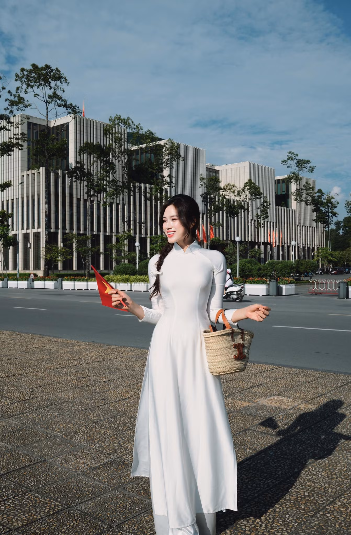 Hoa hậu Đỗ Thị Hà diện áo dài trắng thanh lịch khi tới thăm Lăng Chủ tịch Hồ Chí Minh ở thủ đô trong những ngày lễ Quốc khánh 2/9. Người đẹp chia sẻ: "Trong lòng có đất nước. Đi khắp núi sông đều là nhà".