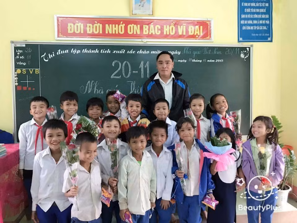 Người thầy 'giàu có' treo thưởng cho học trò là mì tôm, cá khô ảnh 1