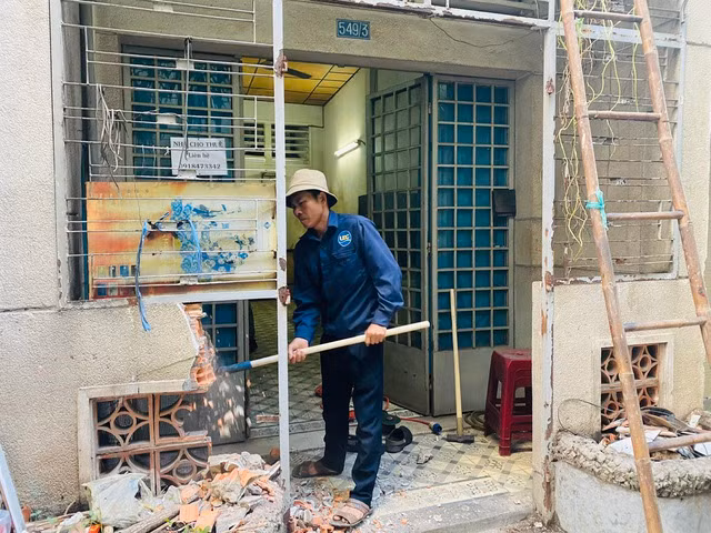 Người dân dở bỏ phần đất của nhà mình để hiến đất mở hẻm