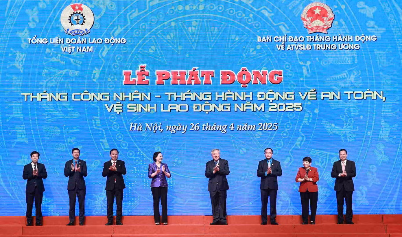 Các đại biểu thực hiện nghi thức phát động Tháng Công nhân và Tháng hành động về an toàn, vệ sinh lao động năm 2025. Ảnh: PV.