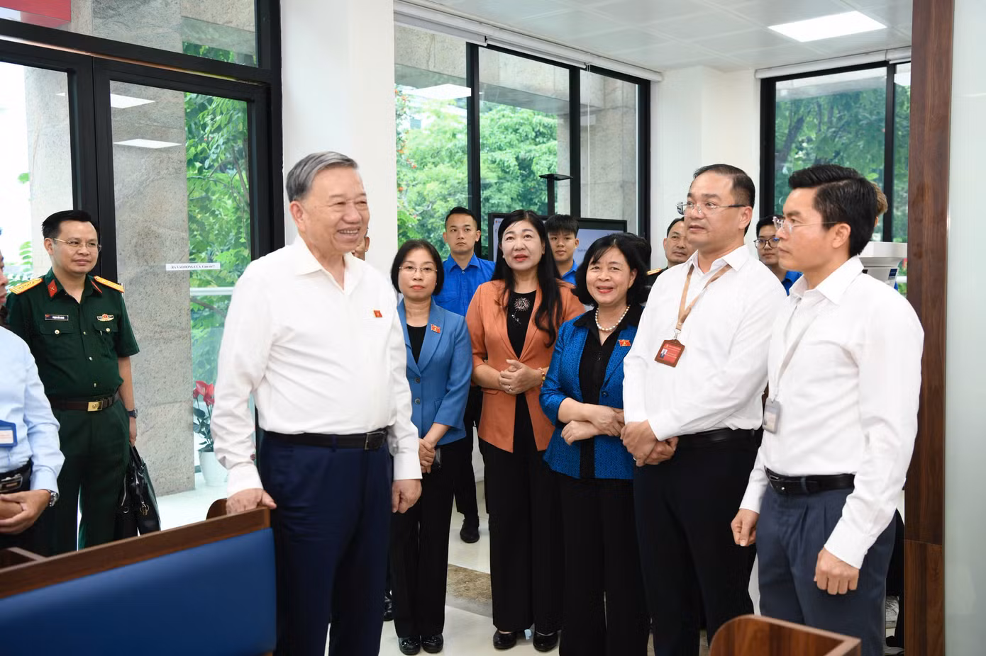 Tổng Bí thư Tô Lâm thăm bộ phận phục vụ hành chính công phường Đống Đa. Ảnh: Như Ý.