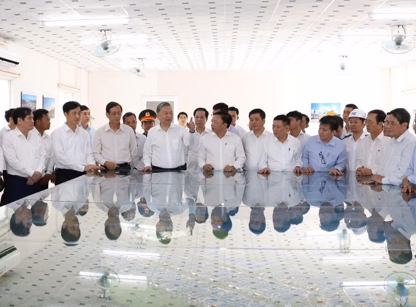 Tổng Bí thư Tô Lâm thị sát tại dự án Cảng biển tổng hợp Cà Ná, ở huyện Thuận Nam. Ảnh: Lữ Hồ.