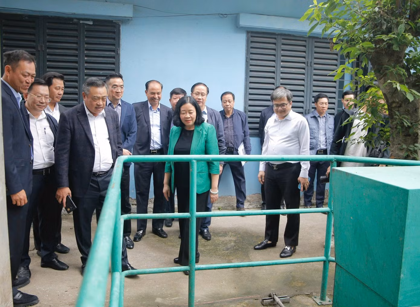 Bí thư Thành uỷ Hà Nội Bùi Thị Minh Hoài và lãnh đạo thành phố Hà Nội kiểm tra công tác làm sạch sông Tô Lịch và tiến độ dự án Nhà máy xử lý nước thải Yên Xá, thời điểm đầu tháng 12/2024. Ảnh: Viết Thành.