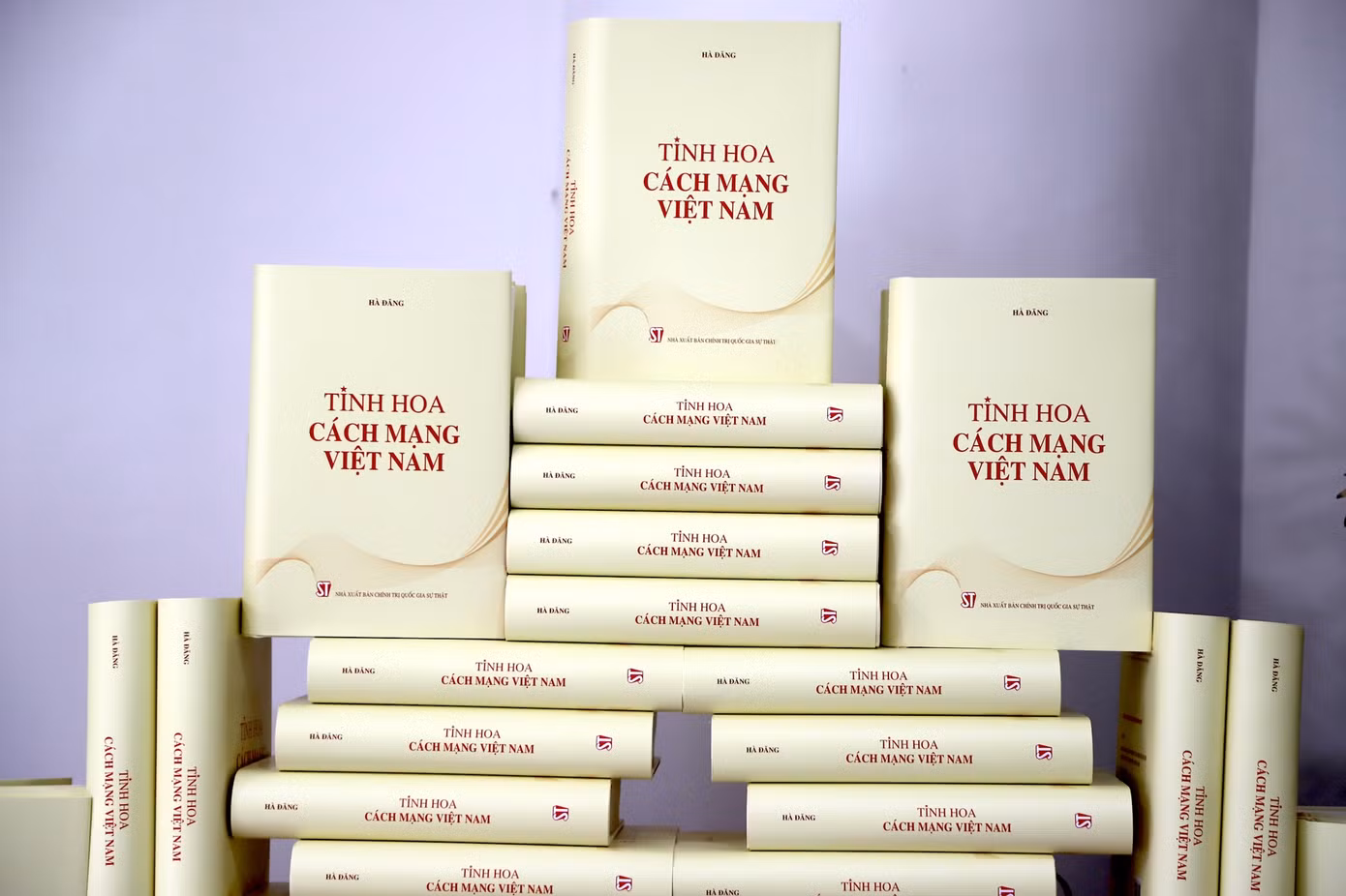 Cuốn sách Tinh hoa cách mạng Việt Nam.