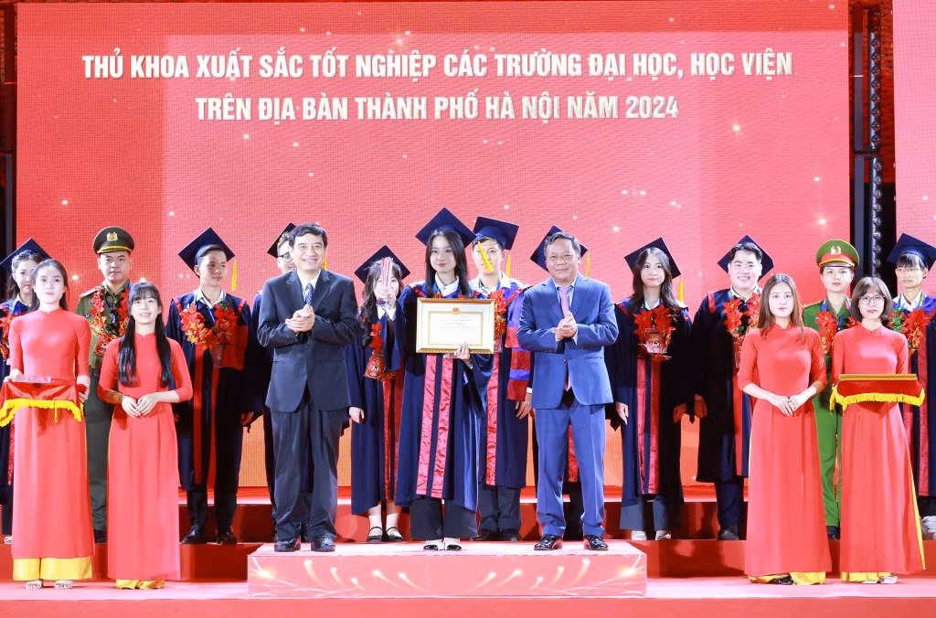 Tôn vinh các thủ khoa xuất sắc tốt nghiệp các trường đại học, cao đẳng trên địa bàn thành phố Hà Nội năm 2024. Ảnh: PV.