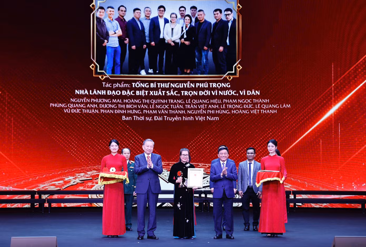 Tổng Bí thư Tô Lâm và Thường trực Ban Bí thư, Chủ nhiệm Uỷ ban Kiểm tra Trung ương Trần Cẩm Tú trao giải A tặng các tác giả, nhóm tác giả. (Ảnh: Như Ý)