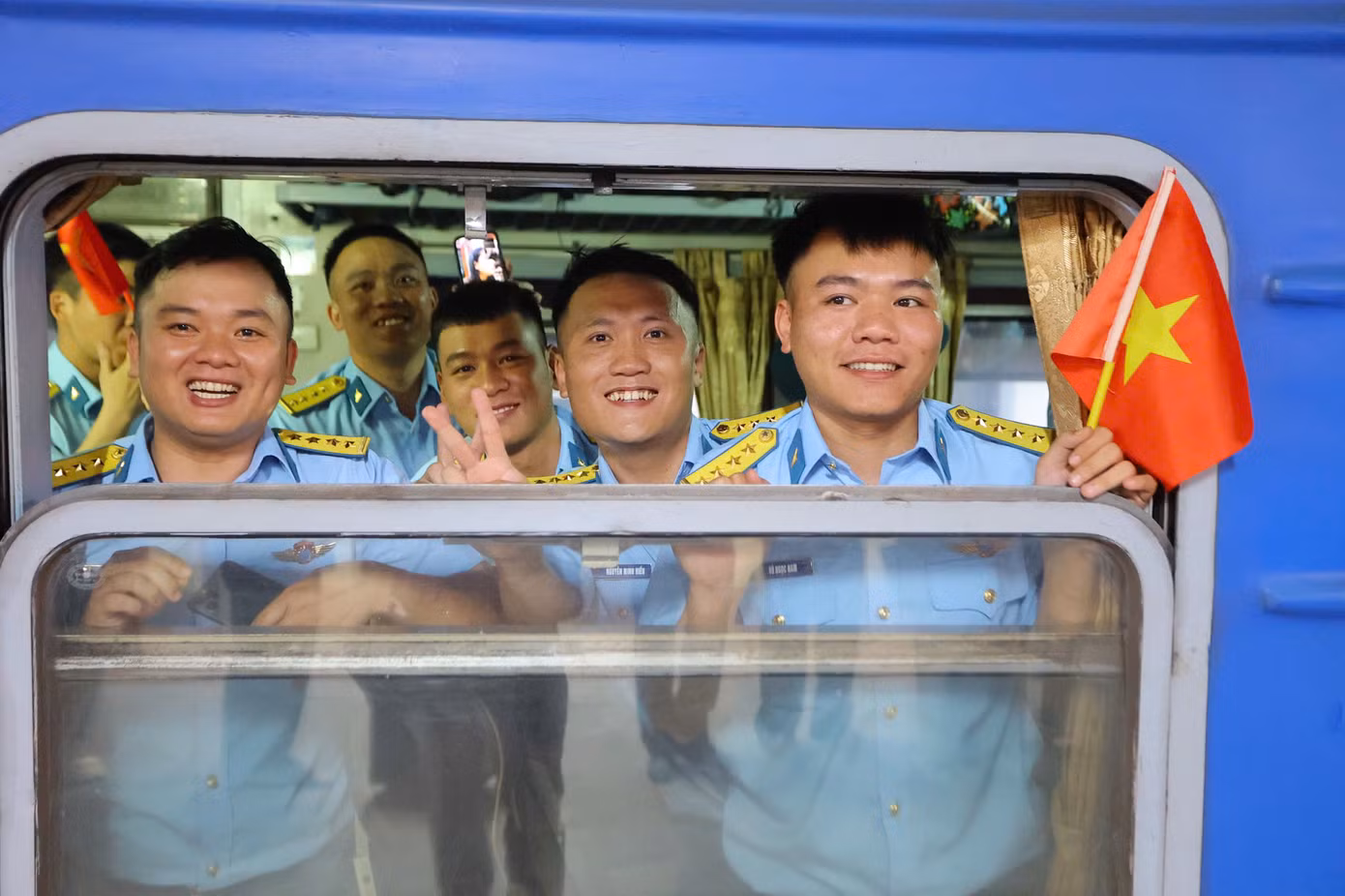 Các khối diễu binh, diễu hành của lực lượng quân đội, dân quân tự vệ chia thành 5 đoàn hành quân vào miền Nam trên 5 đoàn tàu. Trong đó, có bốn đoàn di chuyển từ ga Hà Nội bằng tàu hỏa, trong hai ngày 3 và 4/4; đoàn tàu số 5 di chuyển từ ga Tam Kỳ (Quảng Nam).