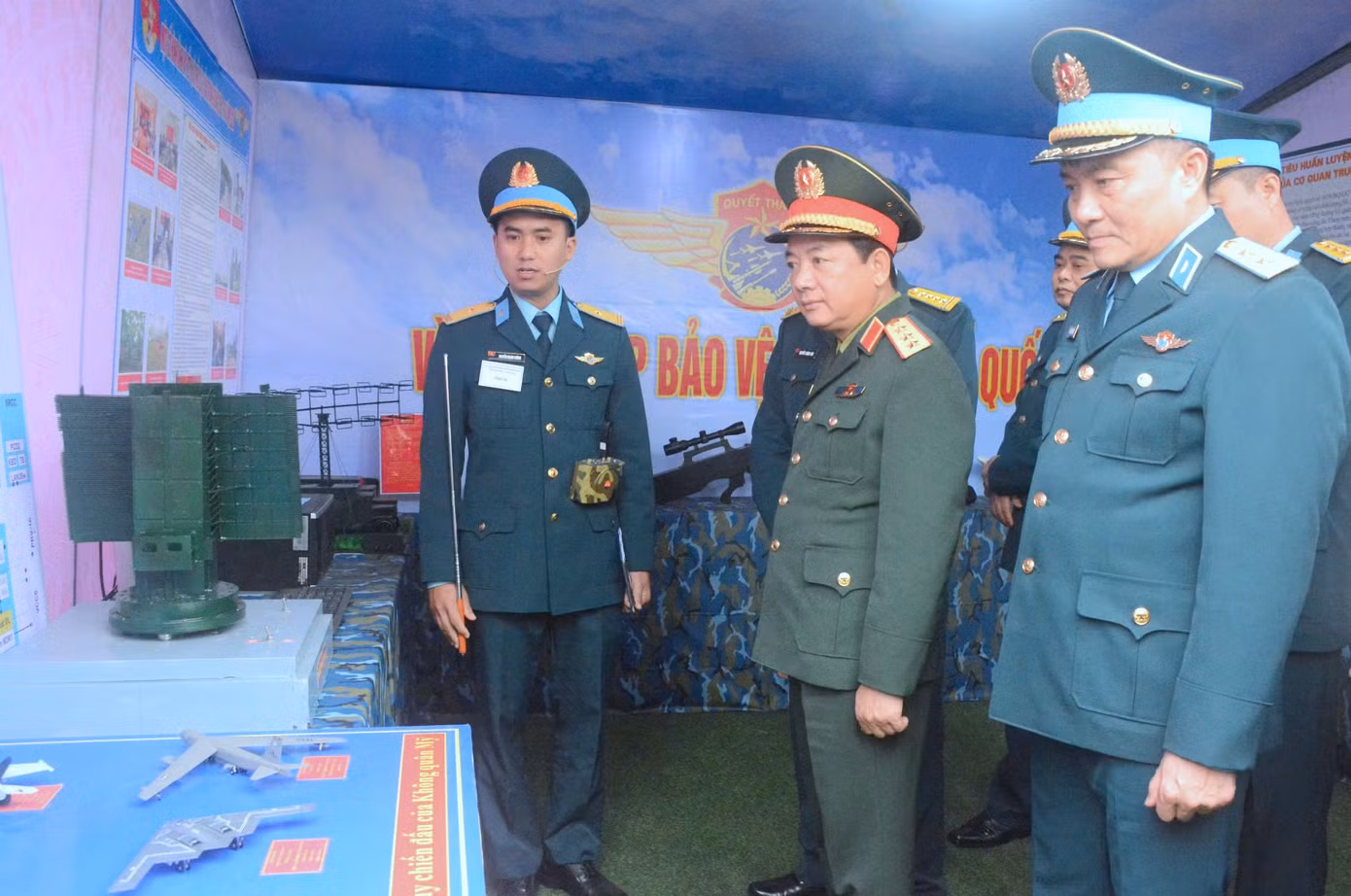 Thượng tướng Trịnh Văn Quyết và các đại biểu tham quan sáng kiến cải tiến, mô hình học cụ của Trung đoàn 285.