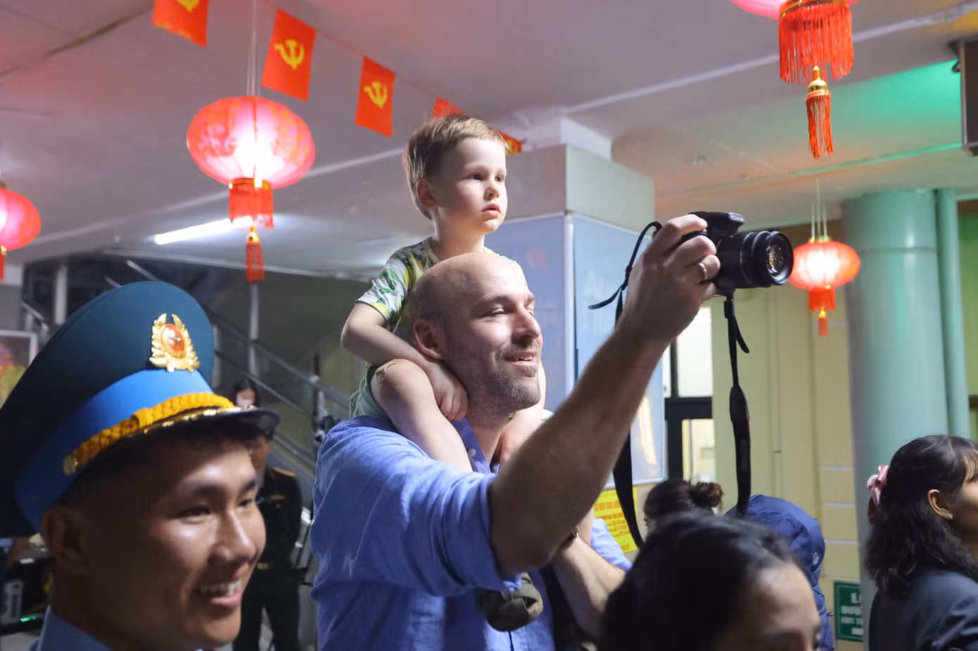 Du khách nước ngoài hào hứng ghi lại những hình ảnh đặc biệt tại sân ga Hà Nội trong tối 4/4.
